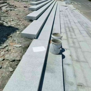 绥化 芝麻白整石台阶，施工现场