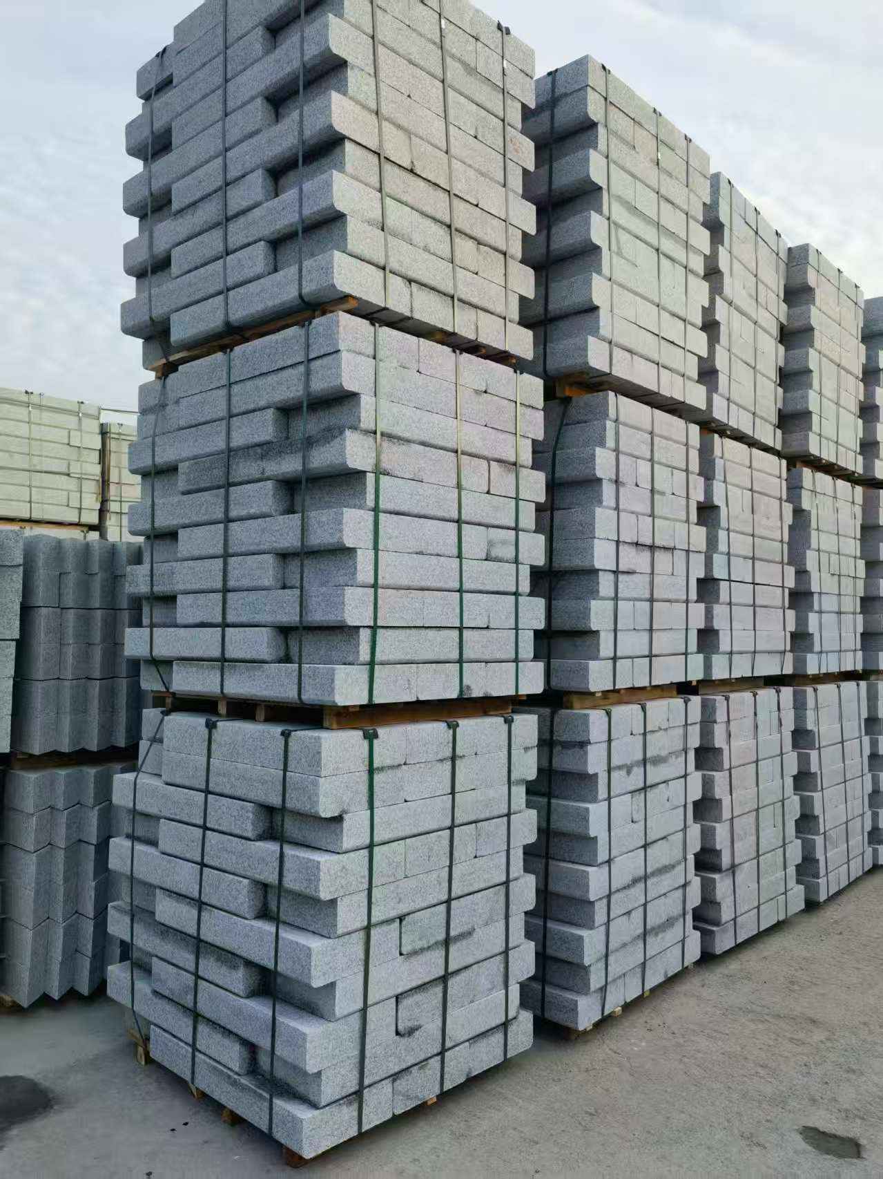 绥化 路沿石（路侧石），颜色一致，尺寸标准