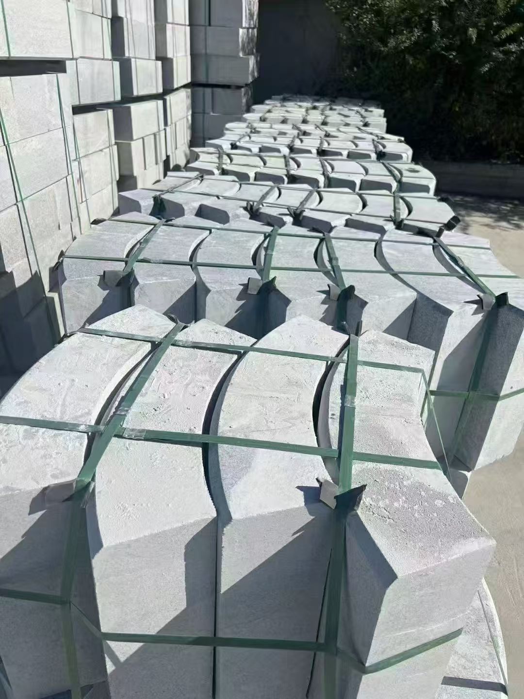 绥化 芝麻灰弧形路沿石