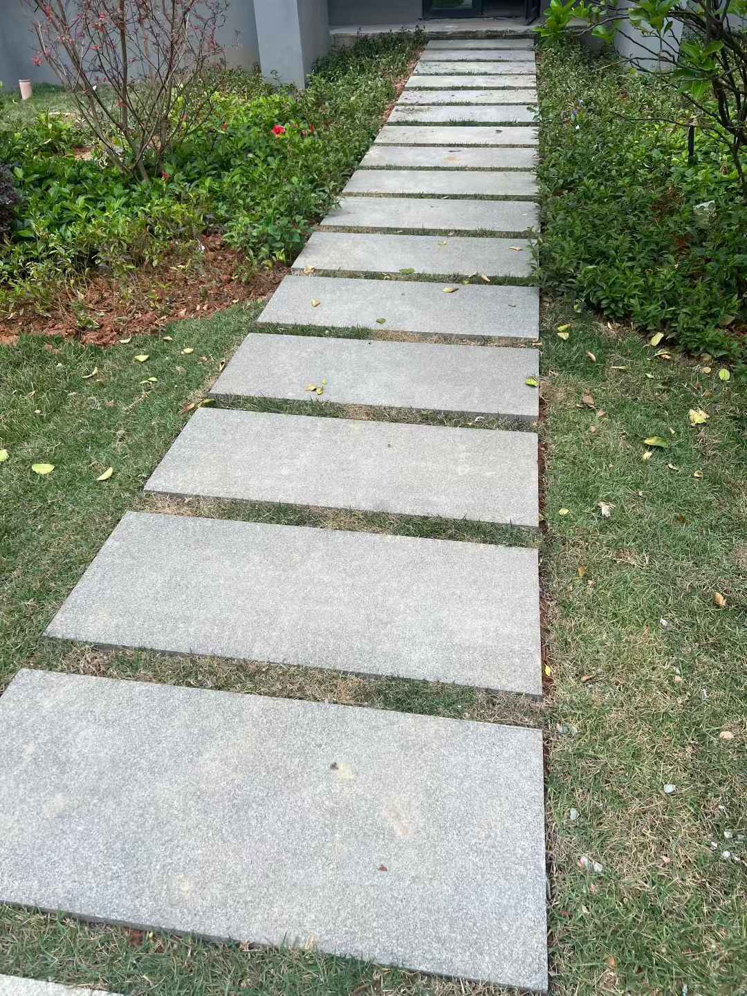 绥化 芝麻黑小区踏步、汀步石铺装效果