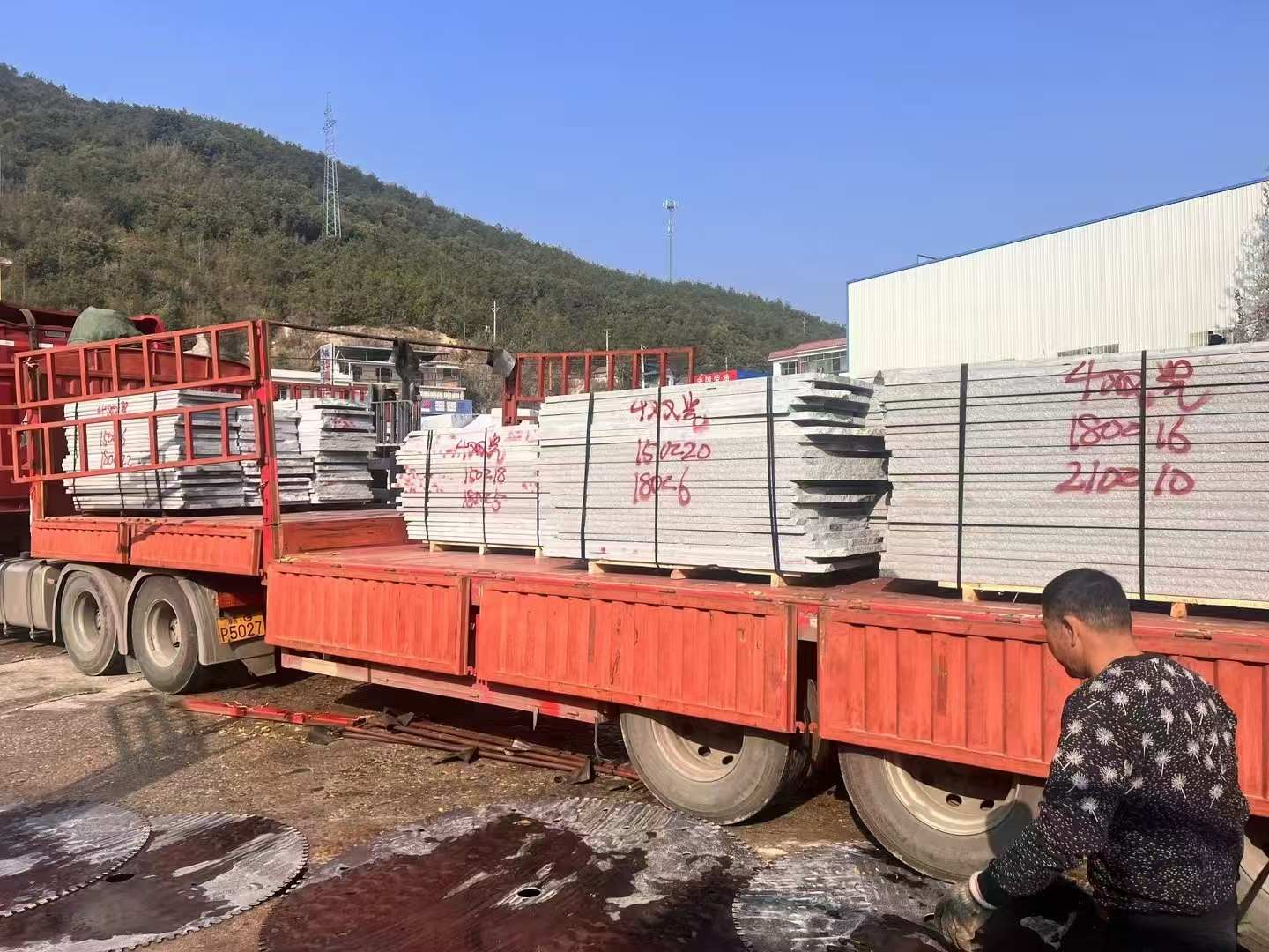 绥化 芝麻灰花岗岩光面毛板出货日常