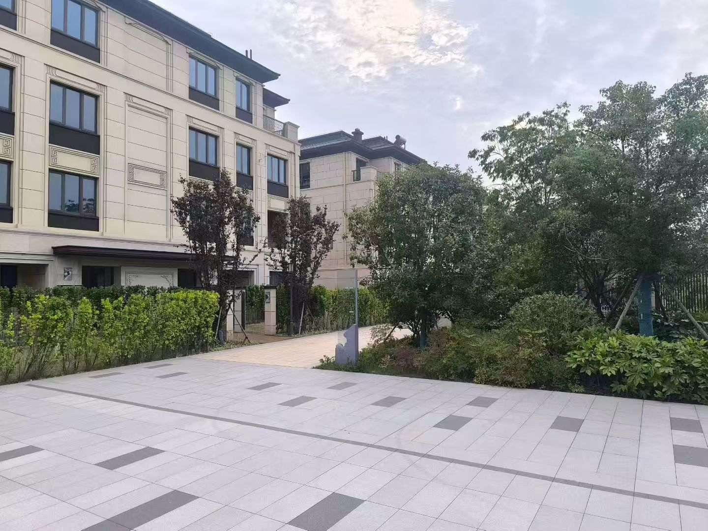 绥化 芝麻白与芝麻白搭配铺装，尺寸1200*600