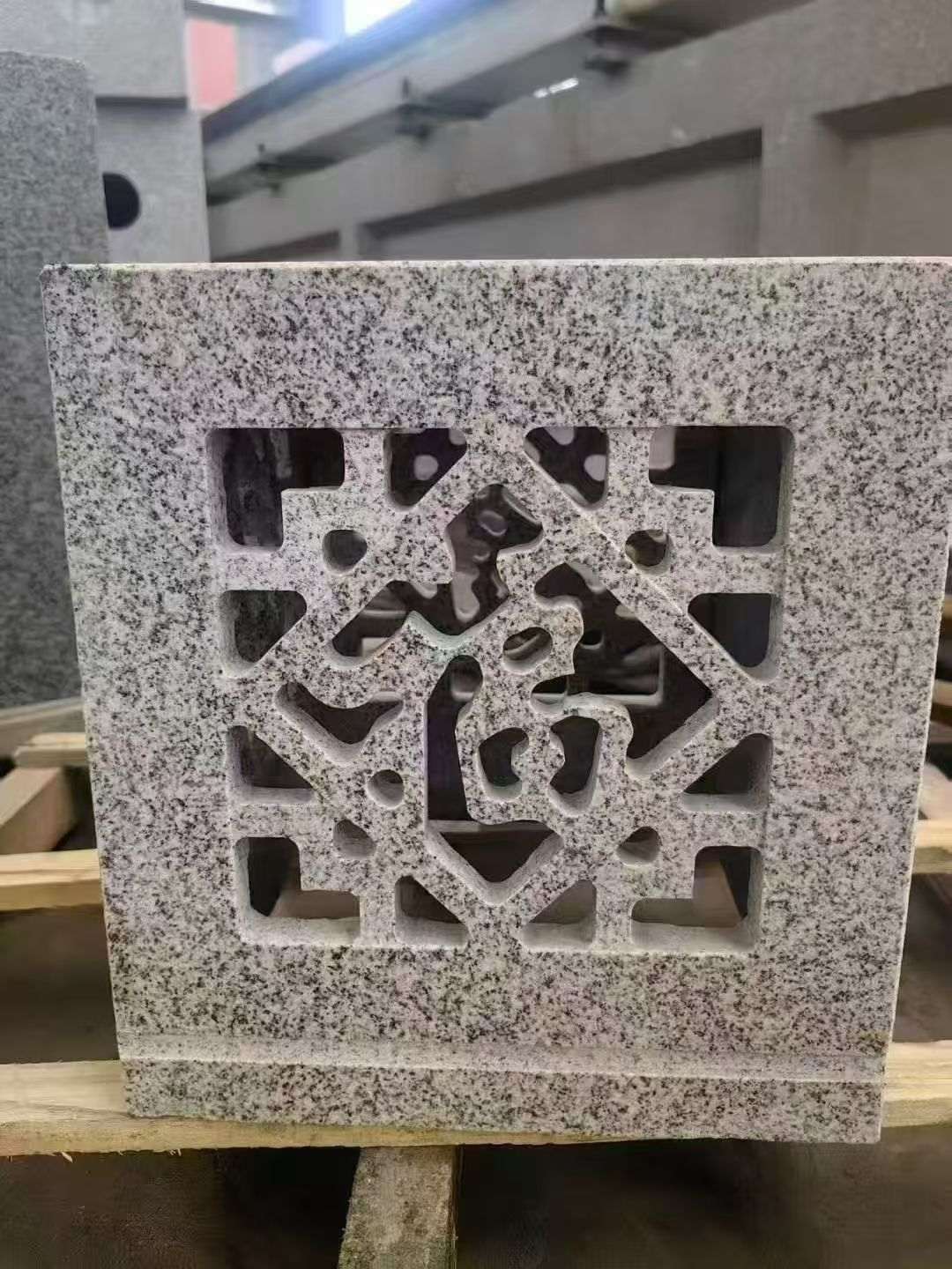 绥化 芝麻白花岗岩镂空雕花灯笼